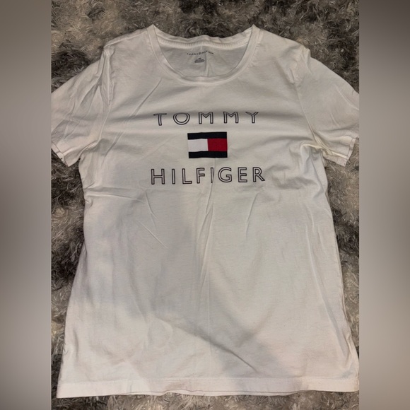 Tommy Hilfiger tee shirt in a women’s size small. - Picture 1 of 2